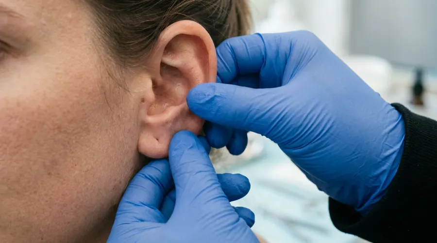 Ocena grubości chrząstki ucha przed wykonaniem piercingu tragus