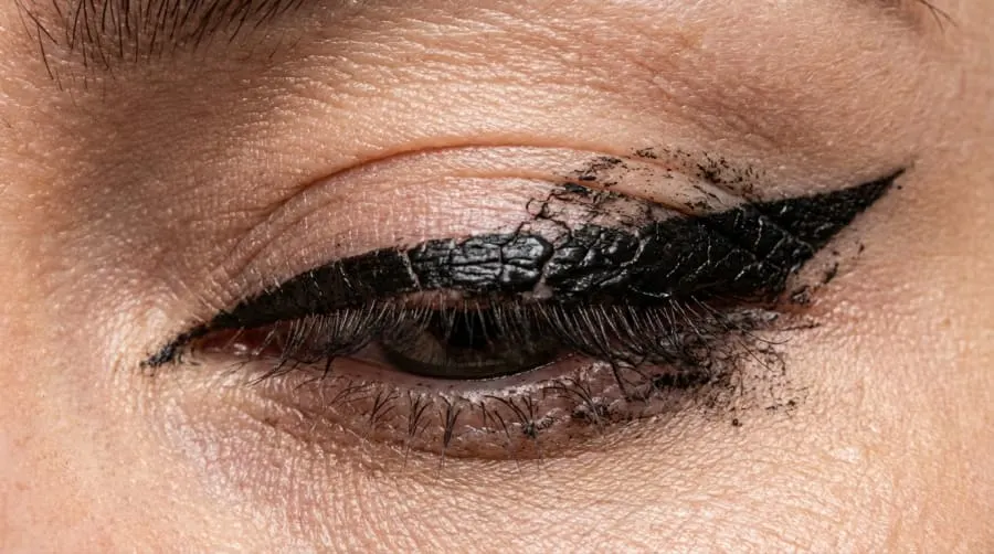 Popękany eyeliner w załamaniu powieki modelki
