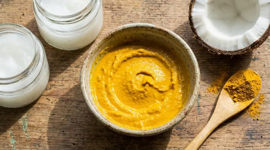 Składniki do domowej koloryzacji włosów w ceramicznej miseczce