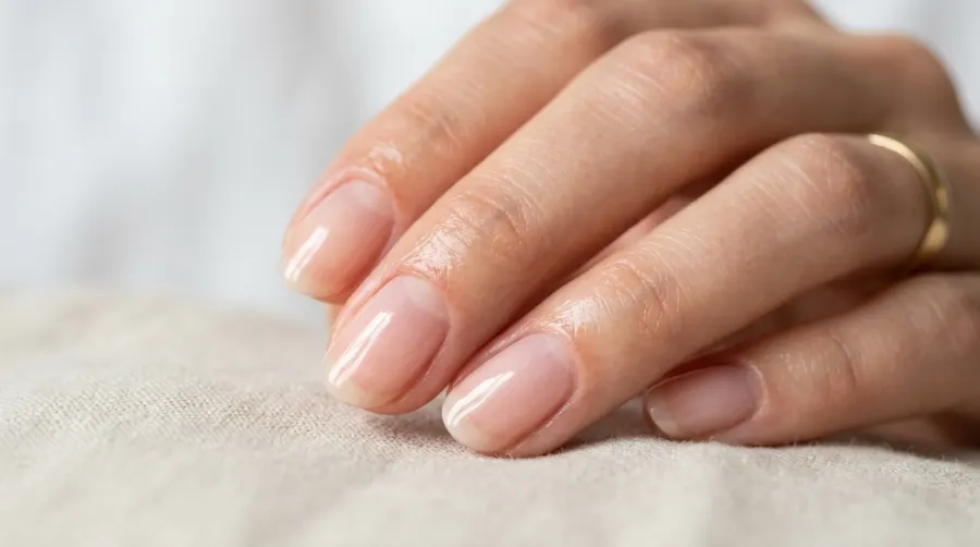 Błyszczące paznokcie i nawilżone skórki po domowej kuracji