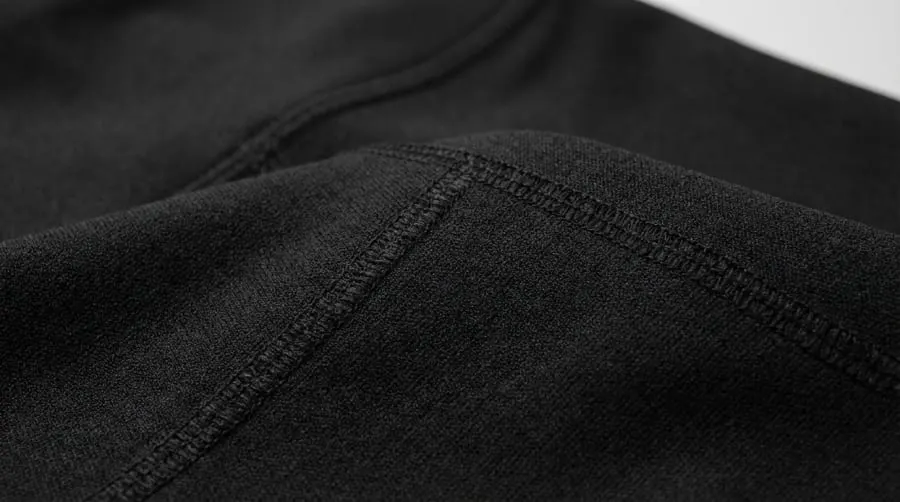 Zbliżenie na gruby i matowy materiał biurowych legginsów