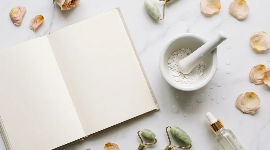 Pusty planer i moździerz symbolizujące regularność zabiegów kosmetycznych