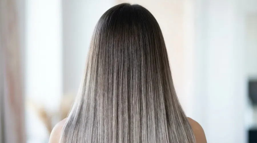 Kobieta z chłodną koloryzacją włosów w stylu smoky hair