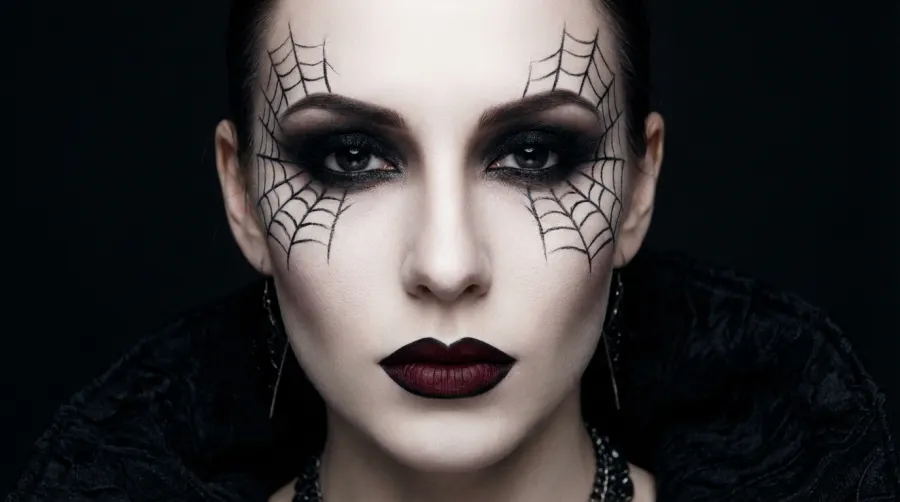 Mroczny makijaż czarownicy z pajęczyną na twarzy