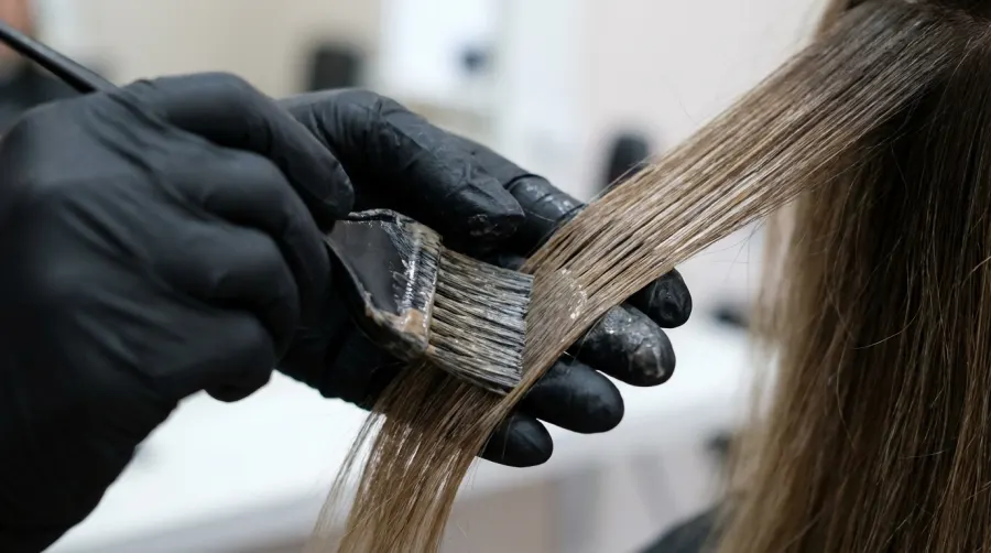 Precyzyjne nakładanie farby na wydzielone pasma włosów