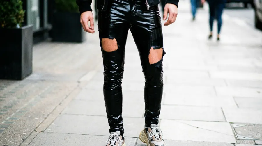 Zbyt obcisłe spodnie z połyskującego materiału