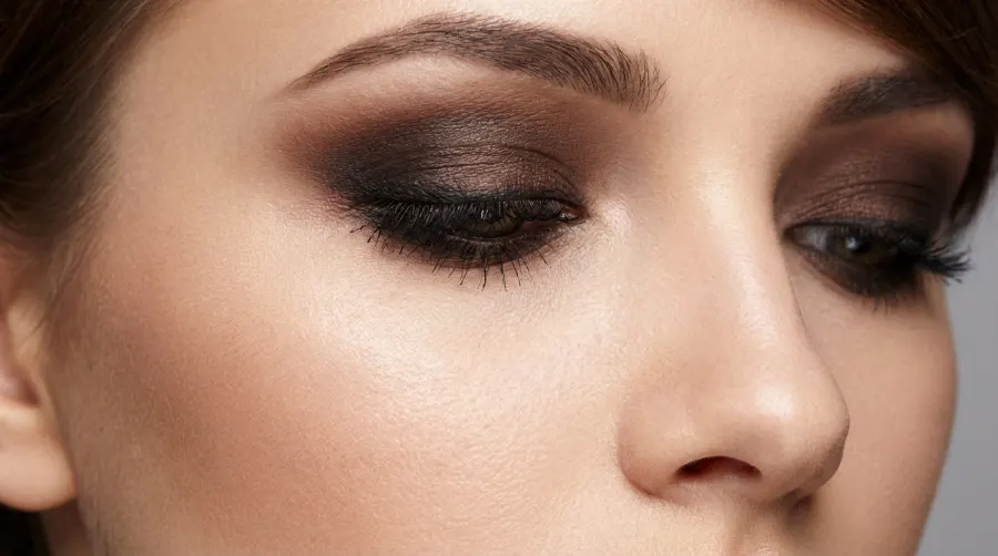 Zbliżenie na twarz z perfekcyjnym makijażem smoky eyes