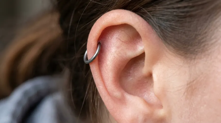 Srebrny kolczyk tytanowy w przekłutej chrząstce ucha
