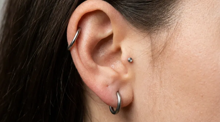 Ucho z minimalistyczną biżuterią do piercingu