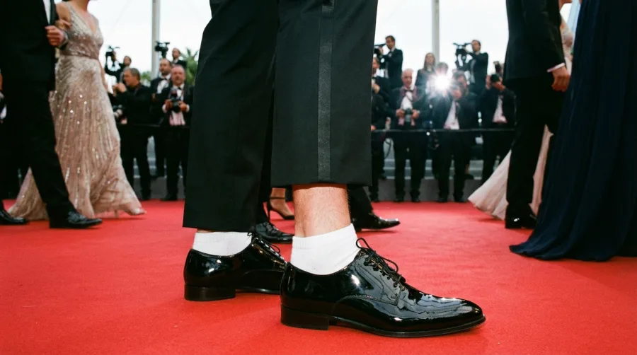 Odkryte kostki u mężczyzny jako błąd dress code