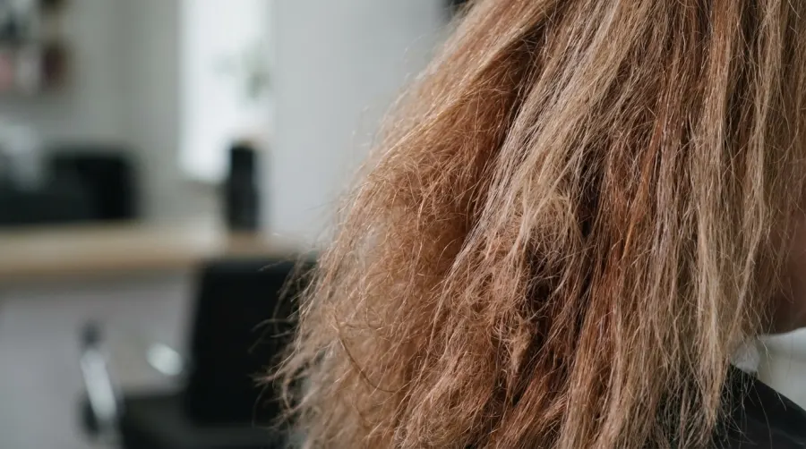 Zniszczone i spuszone włosy po nieudanym prostowaniu keratynowym