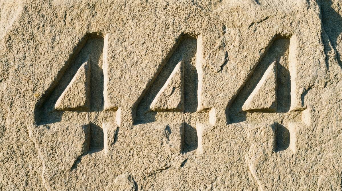 Cyfry 444 wyryte w jasnym kamieniu, symbol trzykrotnego powtórzenia cyfry 4 w numerologii i nurcie anielskim