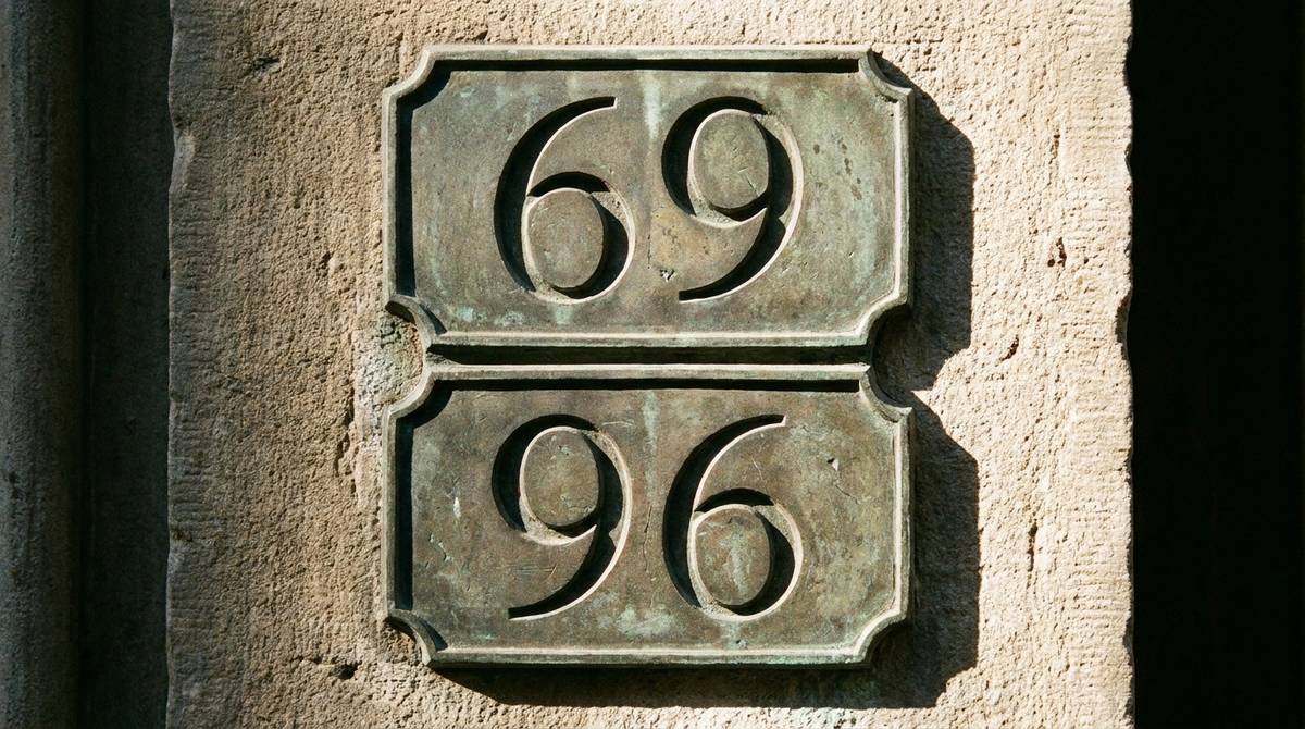 Dwie metalowe tabliczki z cyframi 69 i 96 pokazujące efekt obrotu liczby o 180 stopni