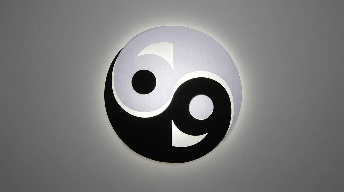 Cyfry 6 i 9 liczby 69 wycięte w kontrastowych kolorach, ułożone w krąg przypominający symbol yin-yang