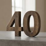 Liczba 40 widoczna centralnie na jednolitym, neutralnym tle, bez dodatkowych elementów w kadrze