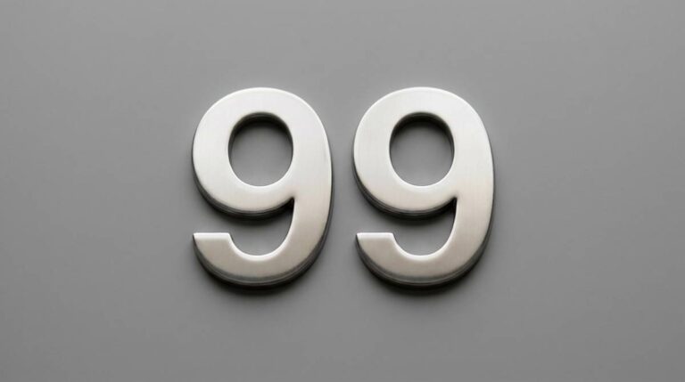 Liczba 99 jako duży, wyraźny symbol numeryczny na jednolitym neutralnym tle