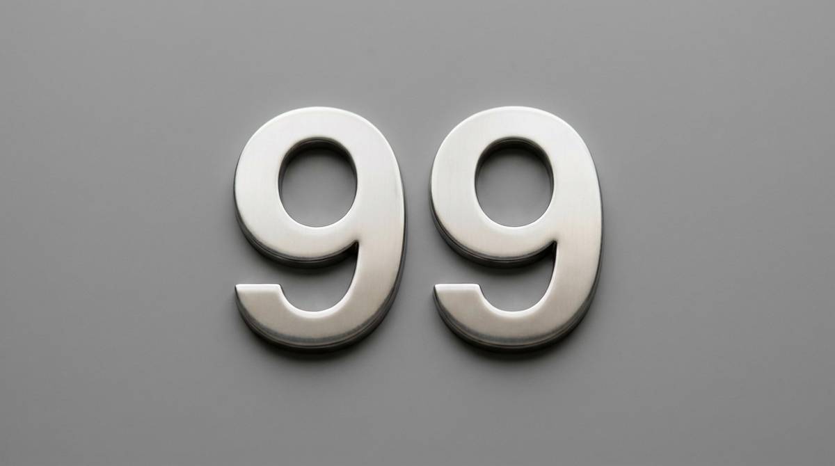 Liczba 99 jako duży, wyraźny symbol numeryczny na jednolitym neutralnym tle